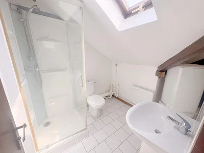 Badezimmer; fliesenboden, tageslicht