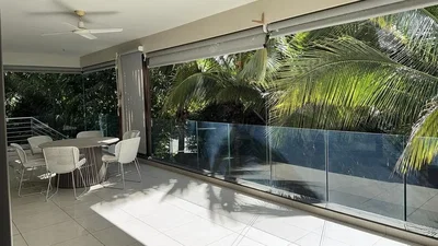 Balcon; vue, carrelage, lumière naturelle