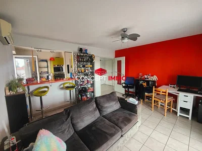 Wohnzimmer; fliesenboden, tageslicht, küchengeräte