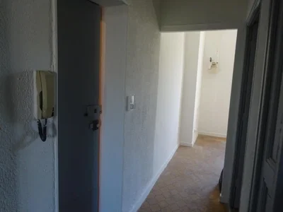 Sonstiges; fliesenboden, renovierungsbedürftig, dunkles interieur