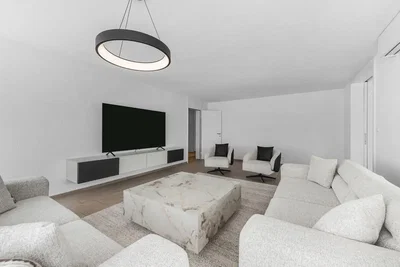 Wohnzimmer; tageslicht, moderner stil, holzboden
