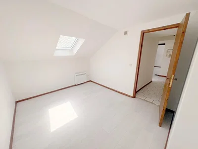 Kinderzimmer; fliesenboden, tageslicht