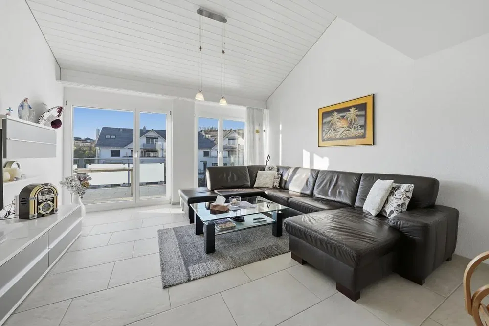 Wohnzimmer; tageslicht, moderner stil, fliesenboden