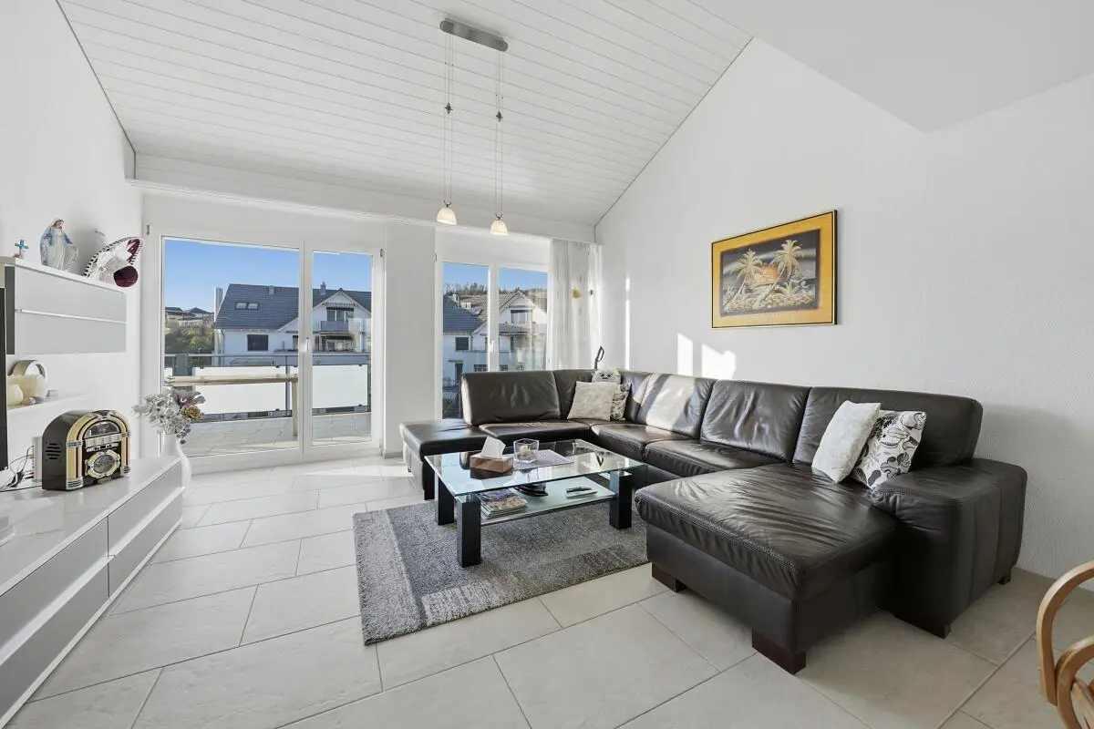 Wohnzimmer; tageslicht, moderner stil, fliesenboden