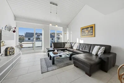 Wohnzimmer; tageslicht, moderner stil, fliesenboden