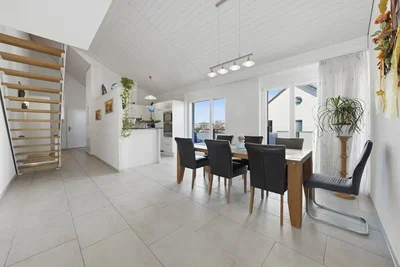 Esszimmer; fliesenboden, tageslicht, moderner stil