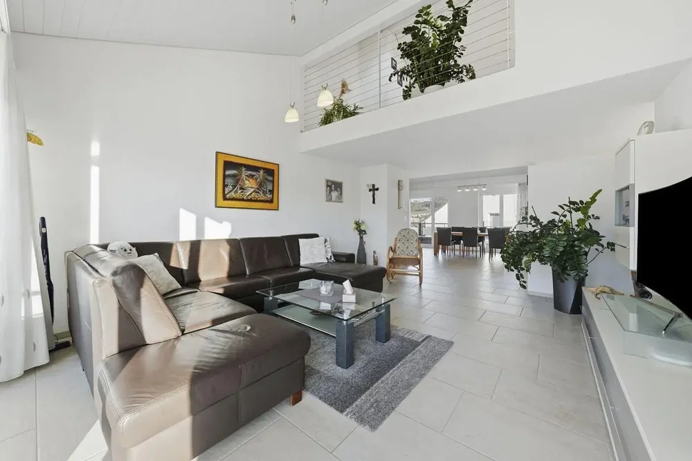 Wohnzimmer; tageslicht, hohe decken, fliesenboden