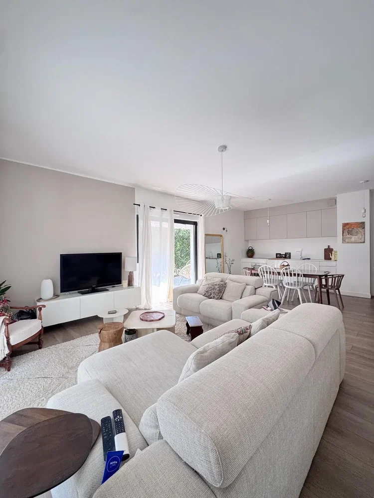 Living room; natural light, wood floor, modern style