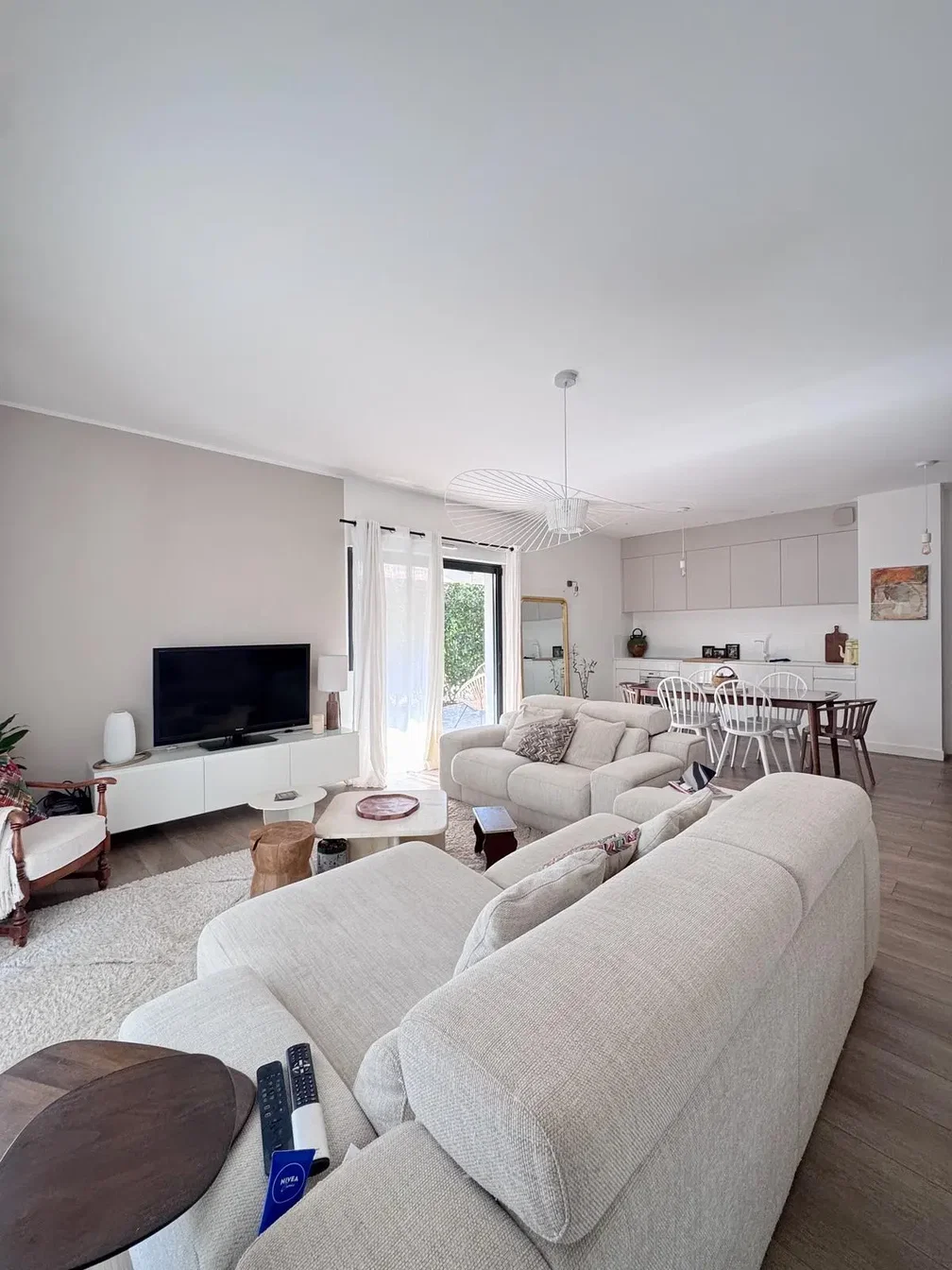 Living room; natural light, wood floor, modern style