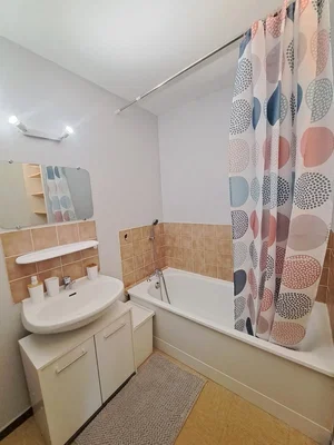 Salle de bain; carrelage, lumière naturelle