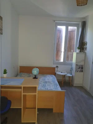 Schlafzimmer; tageslicht, holzboden