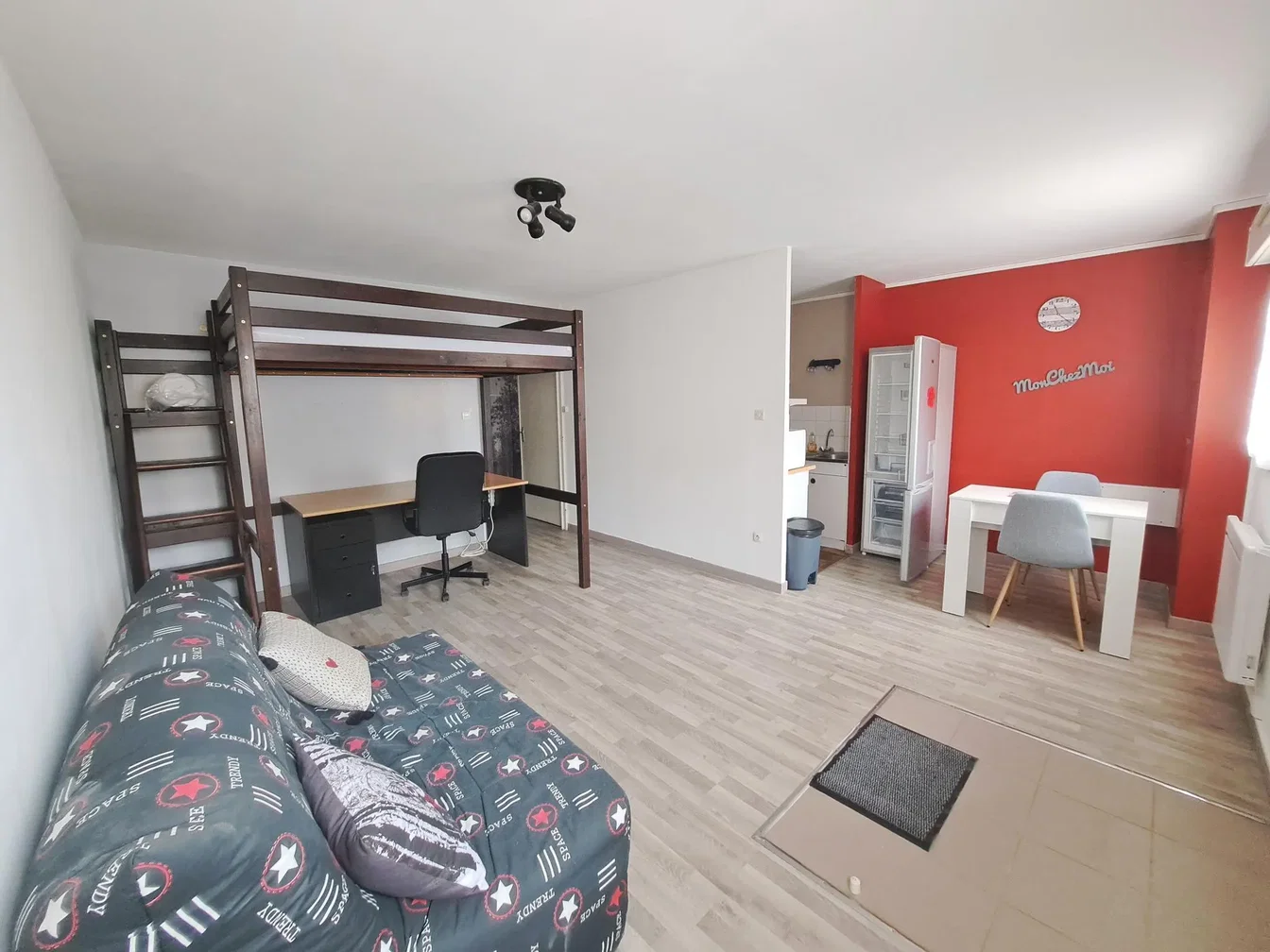 Chambre d'enfant; lumière naturelle, parquet