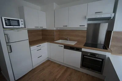 Cuisine; électroménager, carrelage, parquet, rénové, lumière naturelle