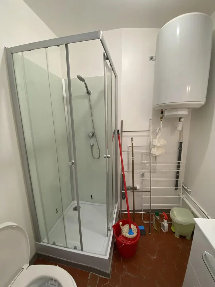 Toilettes; carrelage, nécessite rénovation
