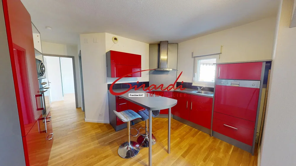 Cuisine; électroménager, parquet, lumière naturelle