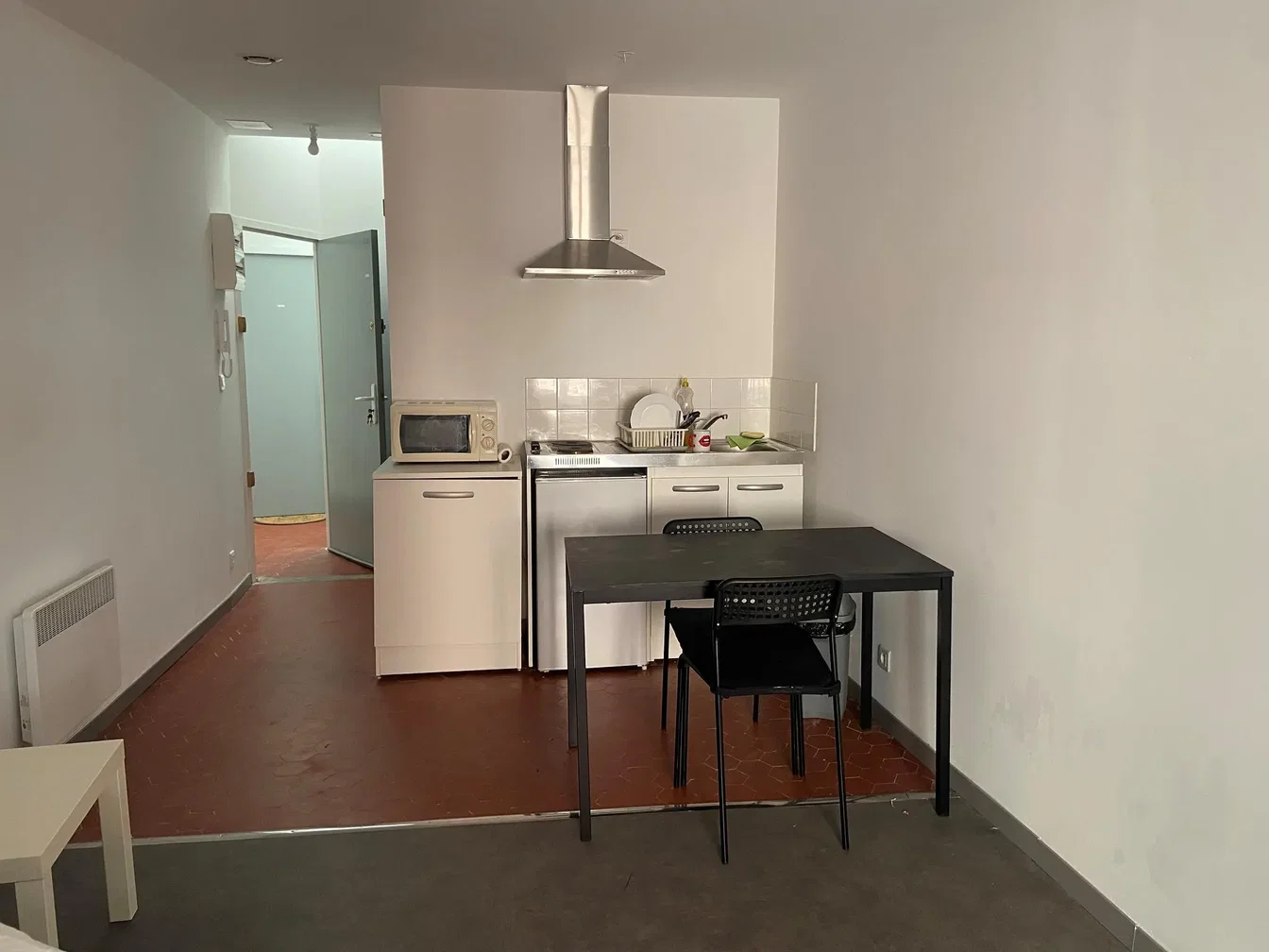 Cuisine; électroménager, carrelage, lumière naturelle
