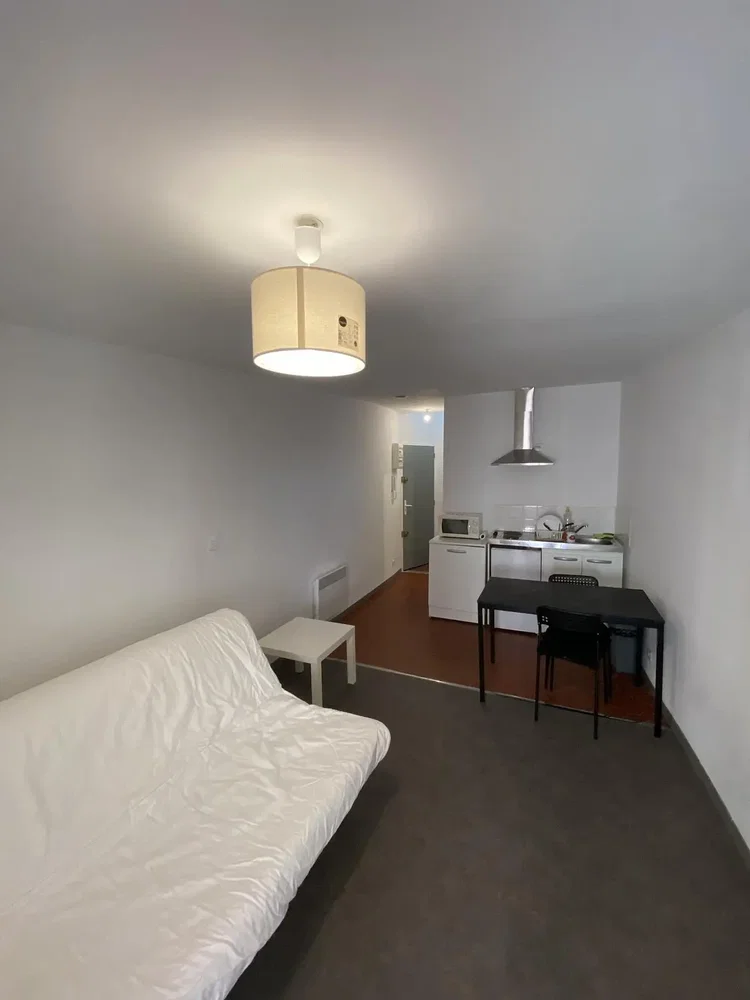 Salon; lumière naturelle, carrelage, rénové