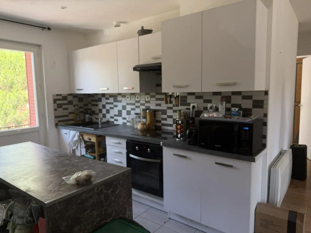 Cuisine; électroménager, carrelage, lumière naturelle