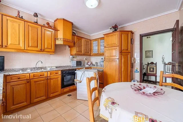 Cocina; electrodomésticos, suelo de baldosas, luz natural