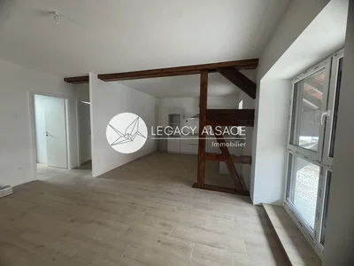 Salon; poutres en bois, carrelage, lumière naturelle