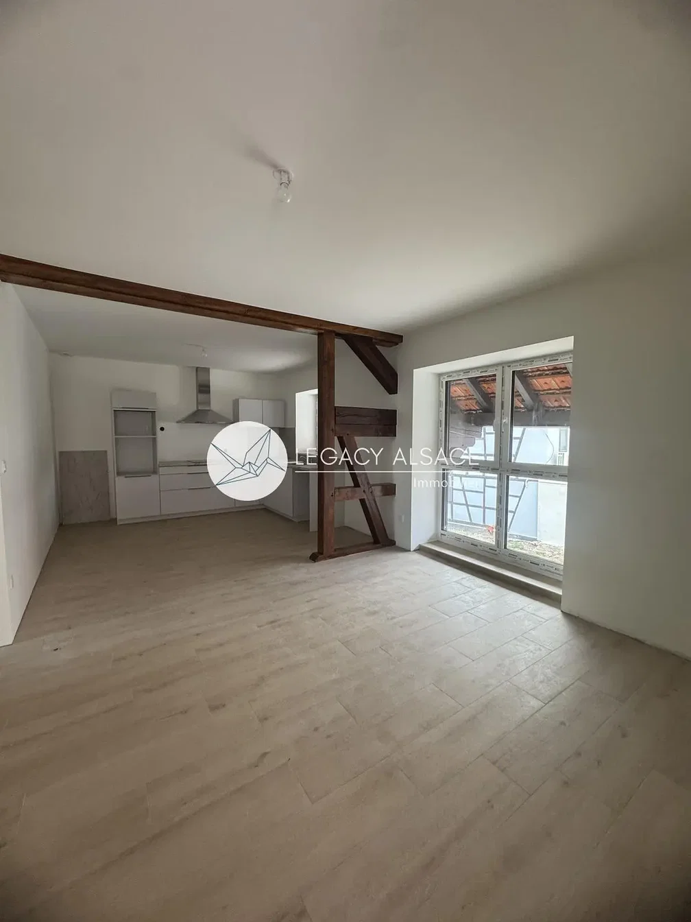 Salon; parquet, lumière naturelle, électroménager