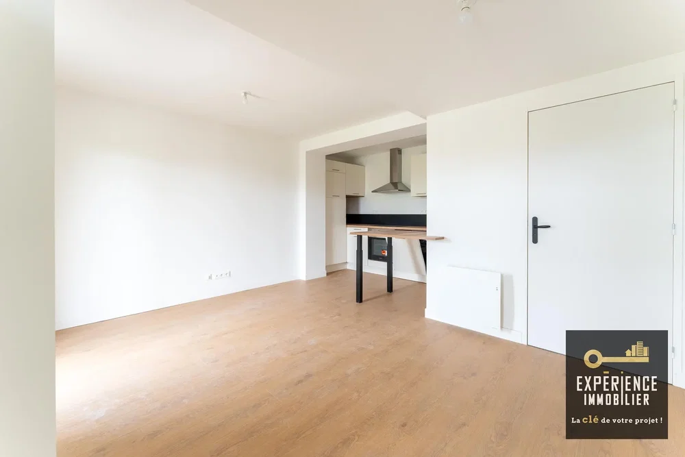 Soggiorno; pavimento in legno, luce naturale
