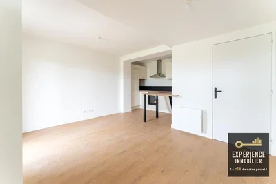 Soggiorno; pavimento in legno, luce naturale
