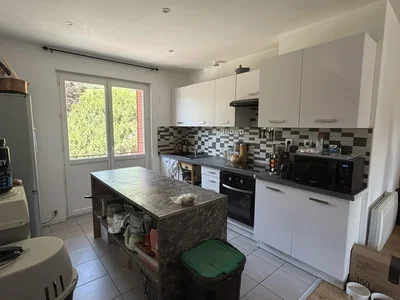 Cuisine; électroménager, carrelage, lumière naturelle
