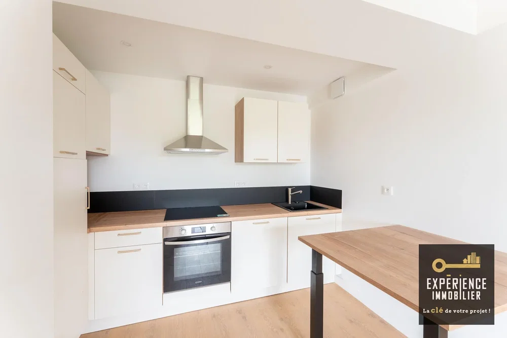 Cucina; elettrodomestici, pavimento in legno, luce naturale, stile moderno