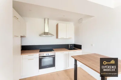 Cucina; elettrodomestici, pavimento in legno, luce naturale, stile moderno
