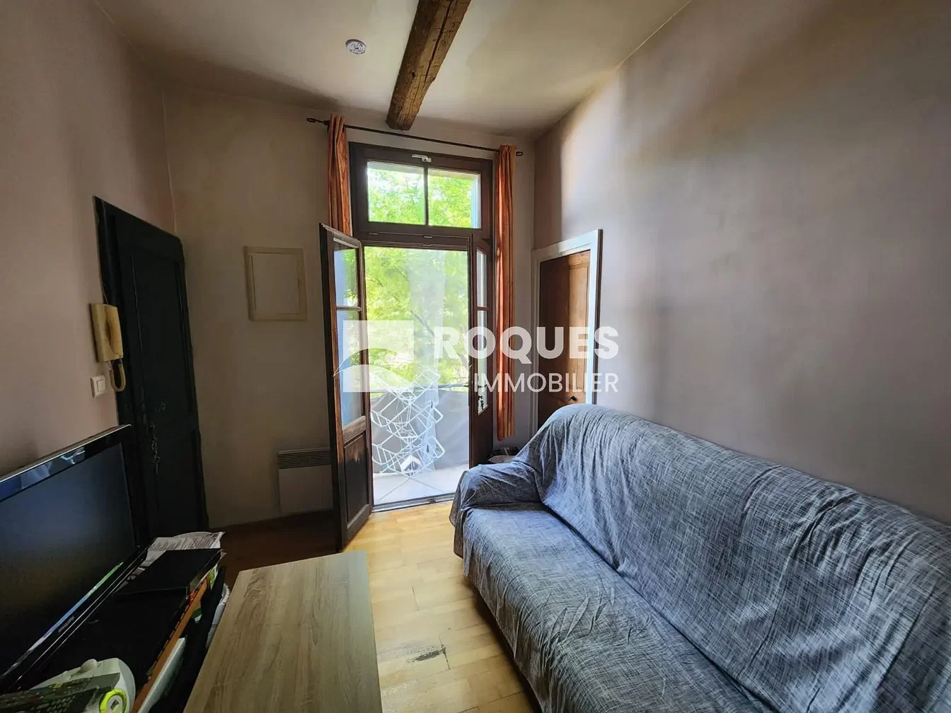 Salon; poutres en bois, lumière naturelle