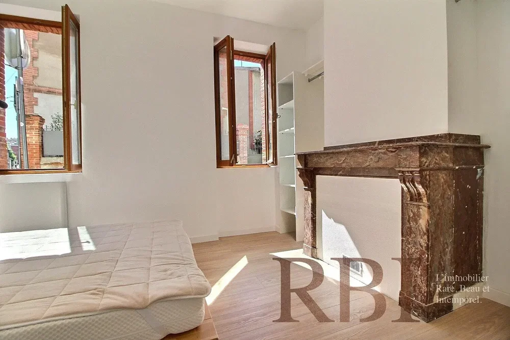 Chambre; cheminée, lumière naturelle, parquet