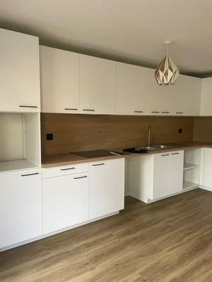 Cuisine; électroménager, parquet, rénové, lumière naturelle
