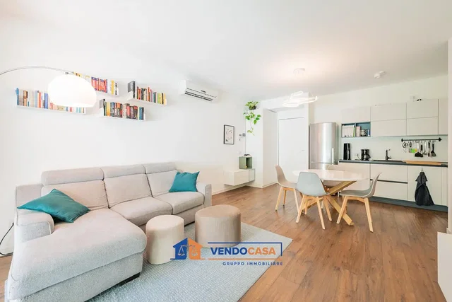 Soggiorno; pavimento in legno, luce naturale, stile moderno