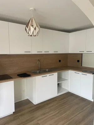 Cuisine; électroménager, parquet, rénové, lumière naturelle