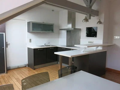 Cuisine; parquet, électroménager, lumière naturelle