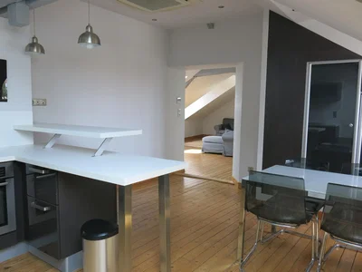 Cuisine; électroménager, parquet, lumière naturelle