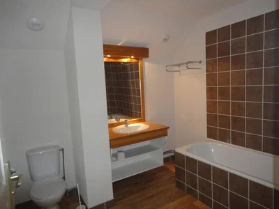 Badezimmer; fliesenboden, holzboden, renoviert, tageslicht