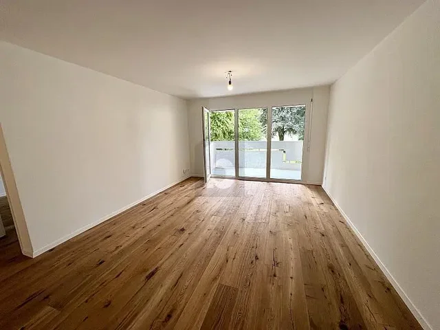 Obývačka; drevená podlaha, prirodzené svetlo