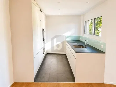 Cuisine; électroménager, carrelage, parquet, lumière naturelle