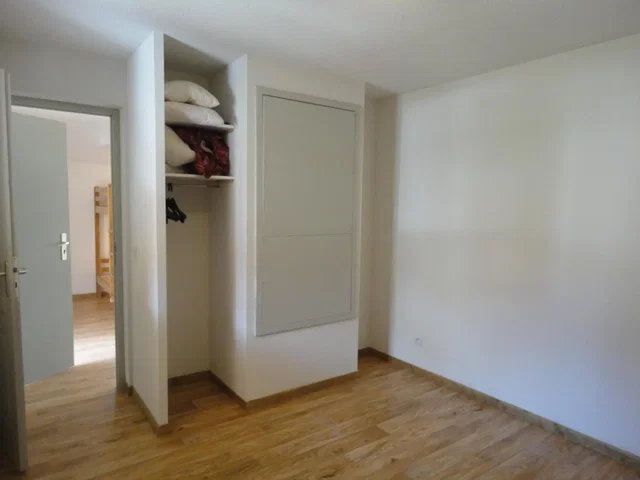 Camera da letto; pavimento in legno, luce naturale