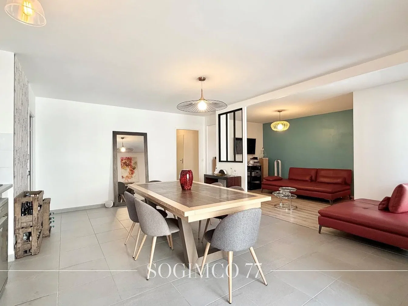 Salon; carrelage, lumière naturelle, style moderne
