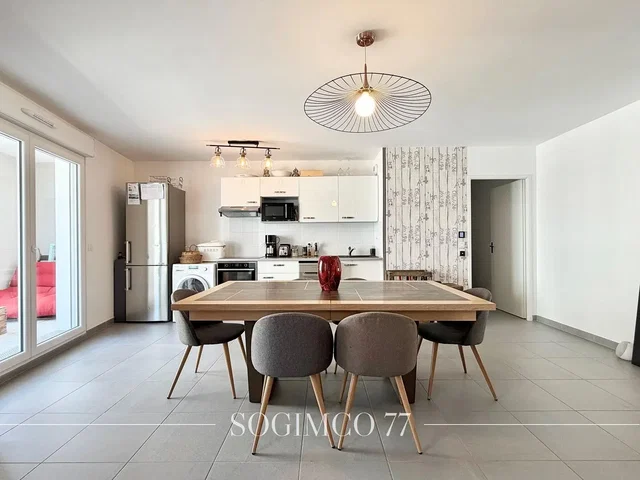 Cucina; pavimento in piastrelle, elettrodomestici, luce naturale