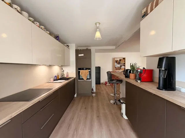Cocina; electrodomésticos, suelo de madera, luz natural