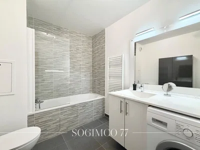 Salle de bain; carrelage, rénové, lumière naturelle