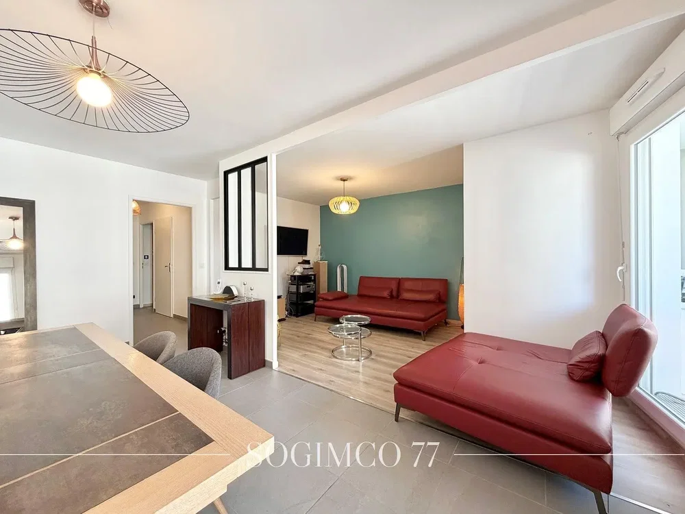 Salon; lumière naturelle, carrelage, style moderne