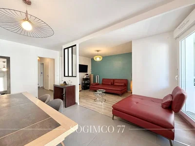 Salon; lumière naturelle, carrelage, style moderne