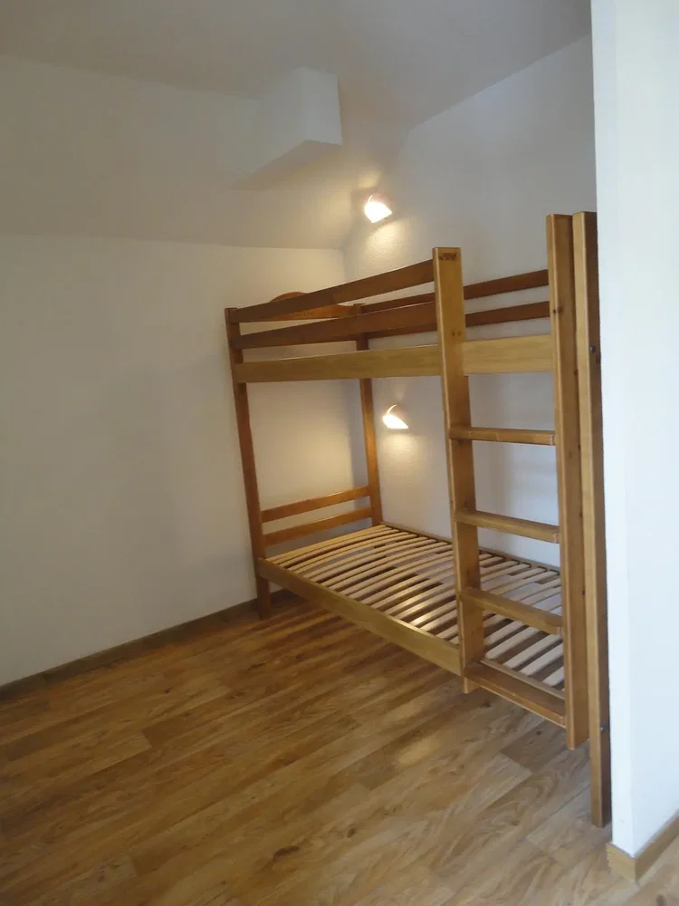 Schlafzimmer; holzboden, tageslicht