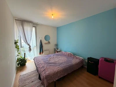 Dormitorio; luz natural, suelo de madera