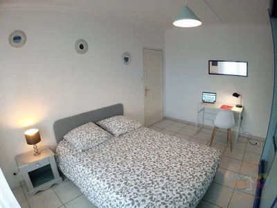 Dormitorio; suelo de baldosas, luz natural